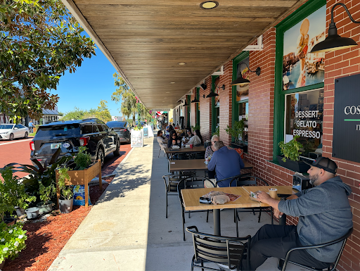 Outdoor dining in Clermont